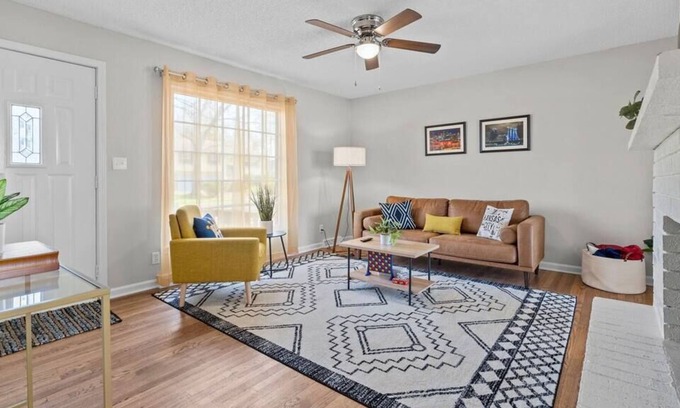 Independence House | Cozy Home Quiet Mins from KC Attractions
