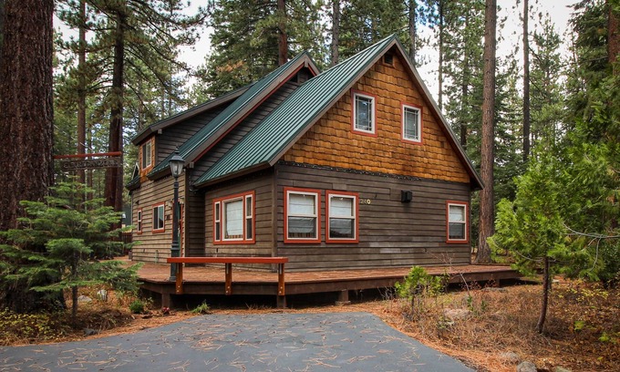 Lake Forest Cabin | Cozy Home with Fireplace & Free Wifi - Walk Your Dog to the Beach