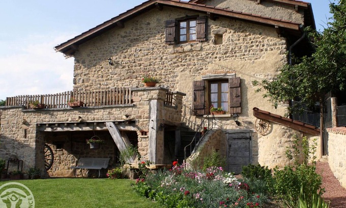 Chirassimont Cottage | Cozy home with oven, terrace, and garden