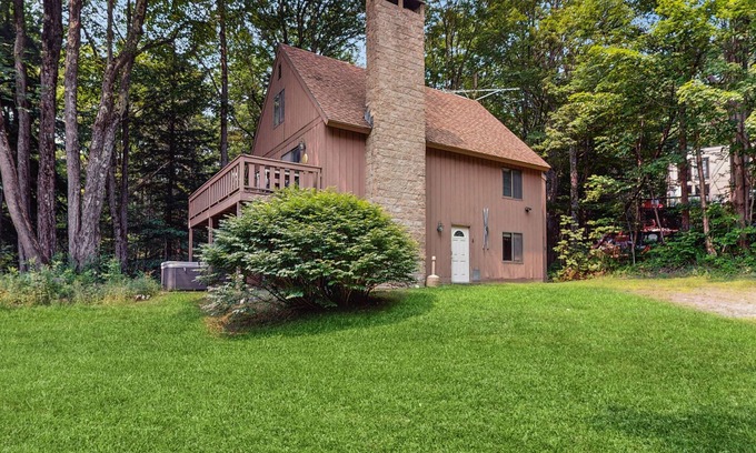 West Dover House | Cozy house close to Mt Snow w/hot tub, balcony, bbq, two kitchens, w/d, wifi