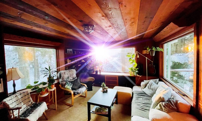 Ketchikan House | Cozy house in the trees - 3 minutes to downtown!