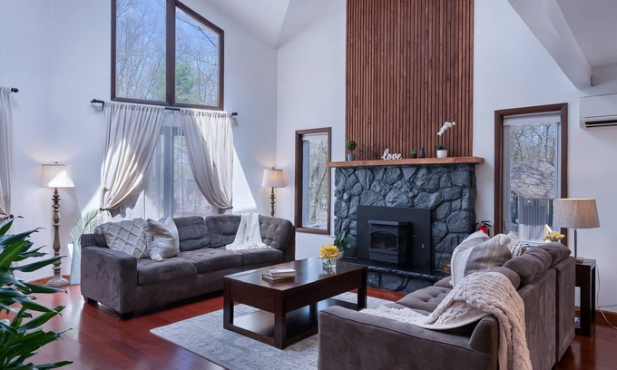 East Stroudsburg Ski Chalet | Cozy House with a Lovely Treehouse. 7-Person Hot Tub. Pet Friendly. Hiking. Lake