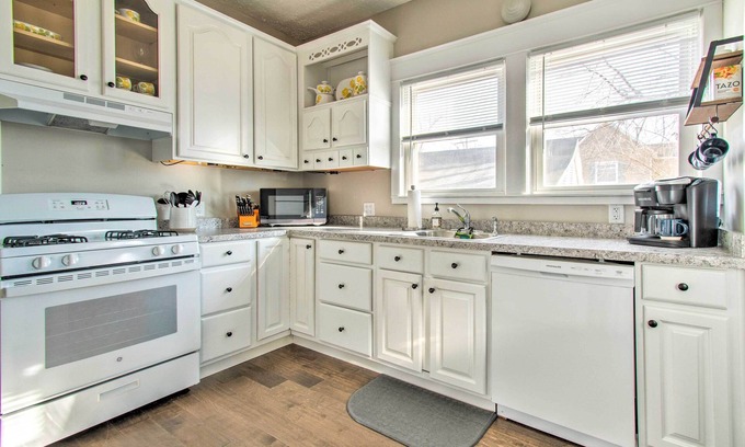 Greenview House | Cozy Illinois Home - Near Fishing & Golfing!