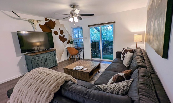 South Lamar House | Cozy in Heart of S. Lamar