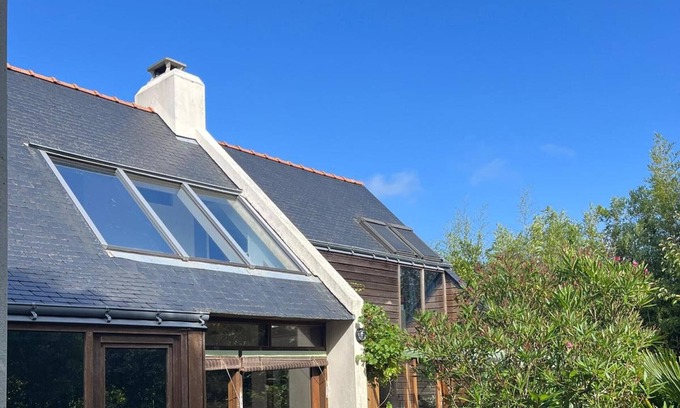 Locmaria House | Cozy Independent House Near Beaches with Garden & BBQ