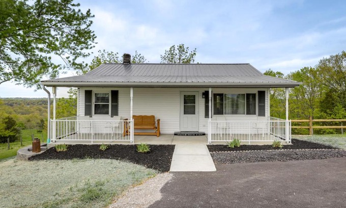 Jonesville House | Cozy Kentucky Retreat - Deck, Near Ark Encounter!