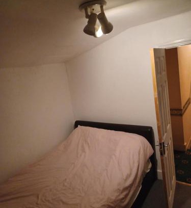 Lewisham House | Cozy King Room with Shared Kitchen & Bathroom