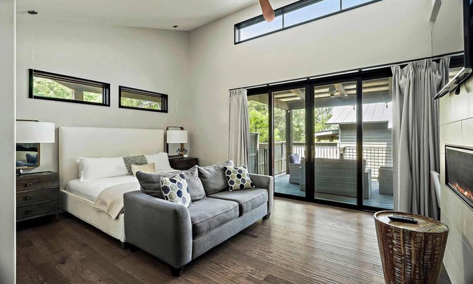 Spicewood Cabin | Cozy Lake Cabin - 1BR | Pickleball | BBQ | Firepit