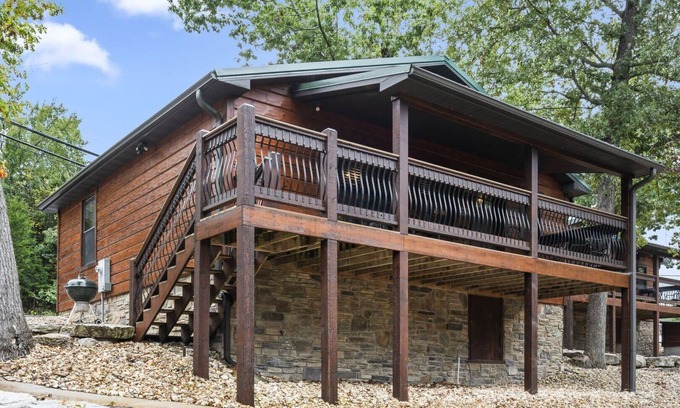 Indian Point Cabin | Cozy Lake Front/View 2BR2BA Private Cabin23, Resort Pool/Hot Tub/Firepit & more!