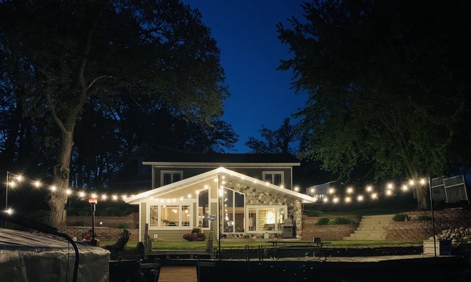 Glenwood Cabin | Cozy Lake Home on Lake Scandi w/Sandy Beach