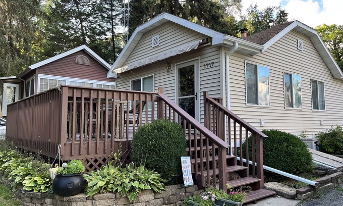 Newville House | Cozy Lake House with a beautiful view of Lake Koshkonong