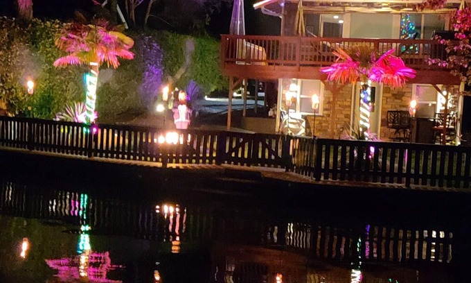 Eatonville House | Cozy Lakefront retreat with stunning Mt Rainier Views