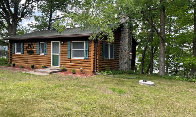 Turtle Lake Cabin | Cozy lakeside log cabin on Horseshoe Lake with year-round fishing & WiFi