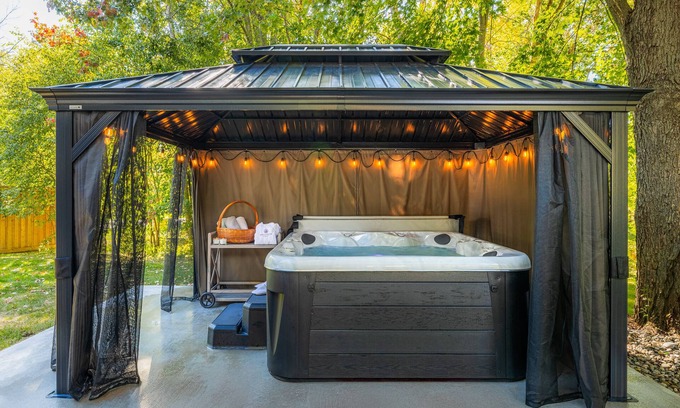 Pefferlaw Cottage | Cozy Lakeside Retreat - Private Hot Tub, BBQ Patio & Fireplace