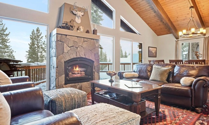 Chamberlands House | Cozy Lakeview Cabin | Fireplace & Laundry