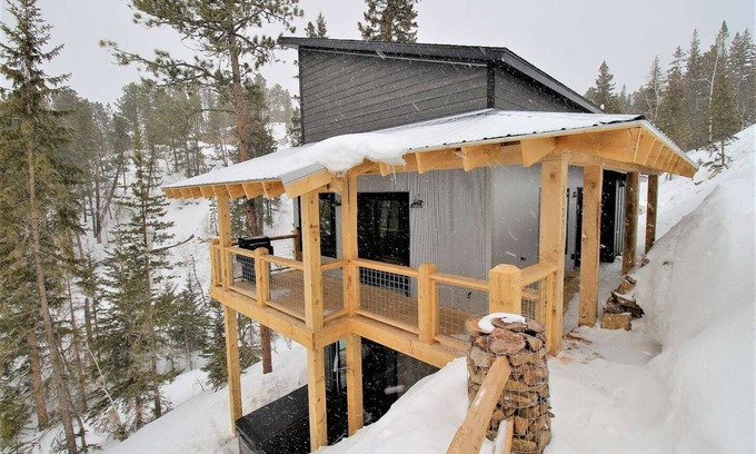 Deadwood House | Cozy lodge next to Terry Peak Ski area with Hot Tub!