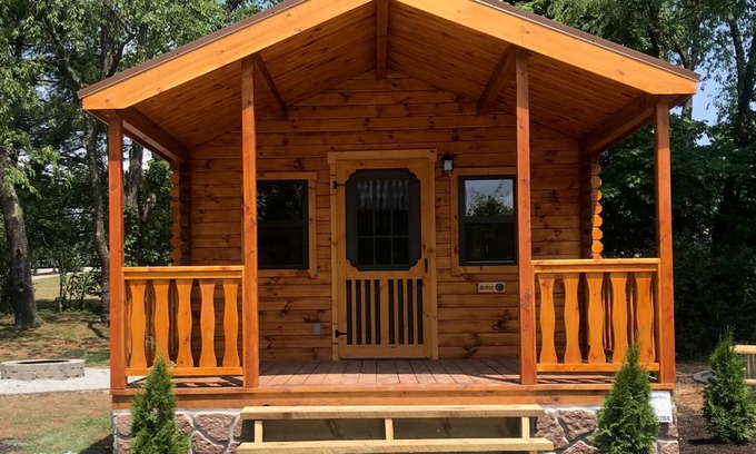 White Cabin | Cozy Log Cabin #6. Minutes from Seven Springs and Hidden Valley!