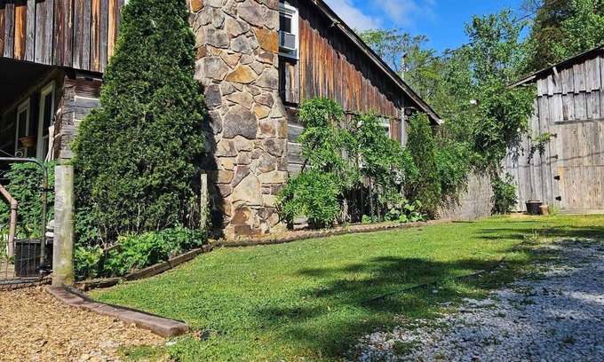 McMinnville Cabin | Cozy Log Cabin- Hiking Kayaking Fishing