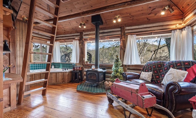 Eureka Springs Cabin | COZY LOG CABIN/LAKE LUCERNE - lake view w/tub, wood stove, 3 mi. to dwtn Eureka