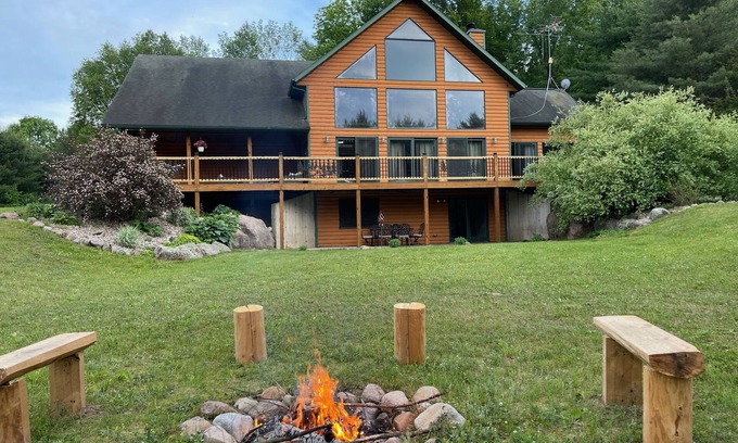 Iola Cabin | Cozy Log Cabin - Nature Escape - 5 acres