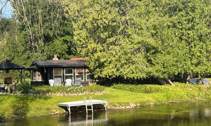 East Jordan Cabin | Cozy Log Cabin on the Jordan River. 20 minutes from Boyne Mountain!