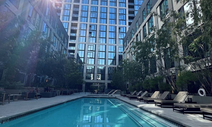 Lakeside Apartment | Cozy lovely apartment in Oakland with fitness facility and other amenities
