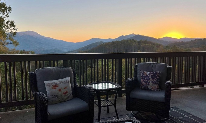 Boone Condo | Cozy Luxe Echota: Grandfather Views, Pools,Fishing,Fireplace, 2 Kings,No Stairs
