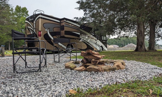 Grant House | Cozy Luxury Motor Coach Near Guntersville Lake Fishing & Cathedral Caverns