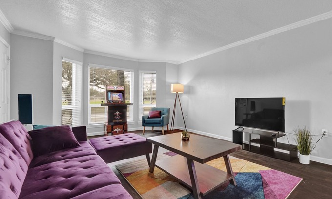 Braeswood Place Apartment | Cozy Medical Center Luxury Vegas Styled Home NRG