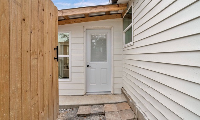 Urbandale Nations House | Cozy Modern 1-bedroom house in charming West Nashville with Fenced Yard, Sunroom