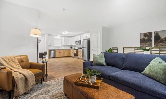 Taylors House | Cozy & Modern, 10 Min to Greenville + Private Deck