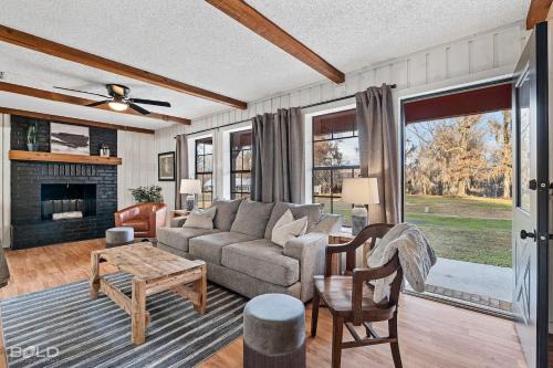 Uncertain House | Cozy Modern Cabin With Rv Site & Canoes!
