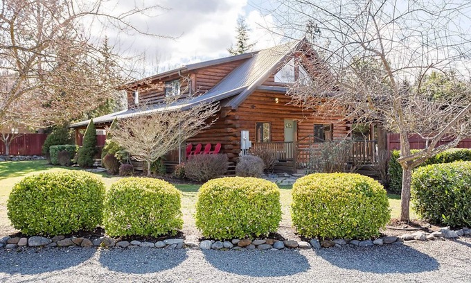 Medford Cabin | 🐾 Cozy Modern Log Home with Amazing Backyard/BBQ 3 bd 2 bth 🐾