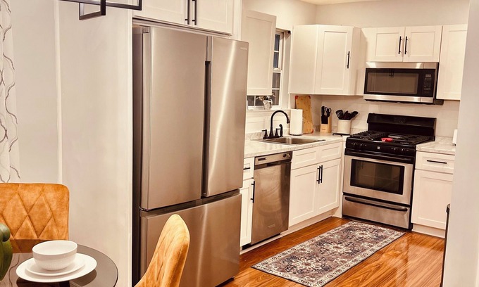 East Orange Condo | Cozy Modern Luxury 3 BDR Condo near NYC WiFi, free parking in lovely East Orange