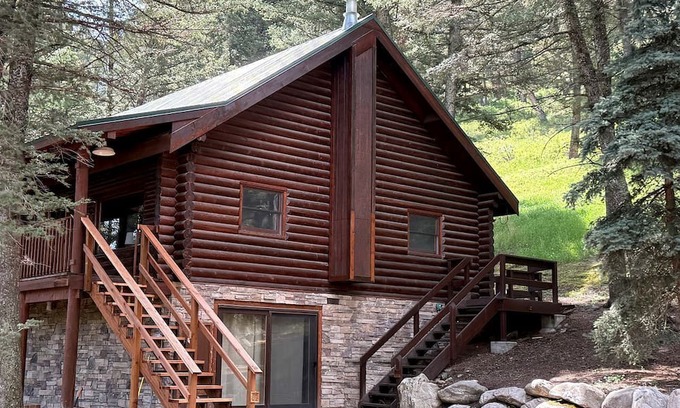 McAllister House | Cozy Mountain Cabin with Jacuzzi Near Ennis Lake in McAllister, Montana