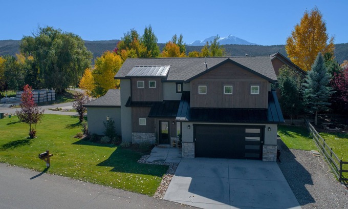 Carbondale House | Cozy Mountain Retreat! Golf, Fish,Hot Tub, Pet Friendly, 30 miles to Aspen!