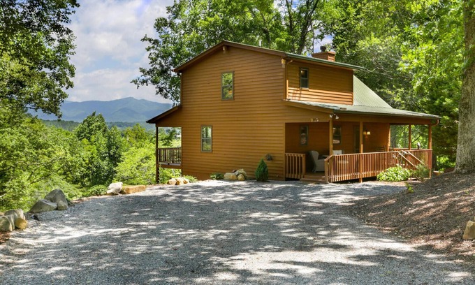 Hayesville Ski Chalet | Cozy Mountain View Chalet