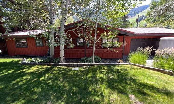 Warm Springs House | Cozy Mountain View– Walk to the Slopes - Hot Tub+Heated Driveway