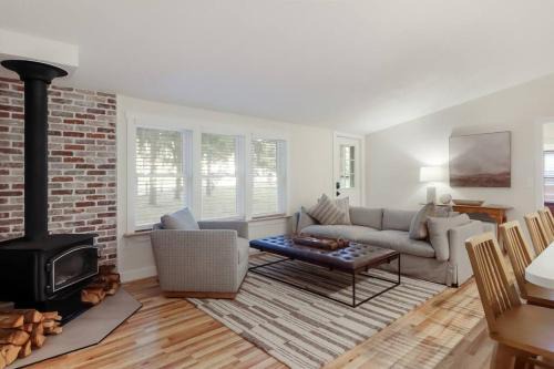 Northport House | Cozy & New - Walk to Lake Michigan & DT Northport