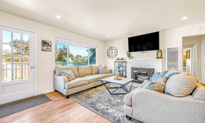 Del Rey Oaks House | Cozy Oaks | A coastal getaway with idyllic scenery!