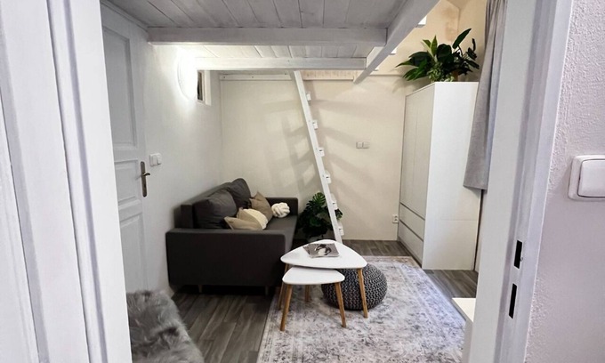 Kosire Apartment | Cozy Oasis: Central & Quiet
