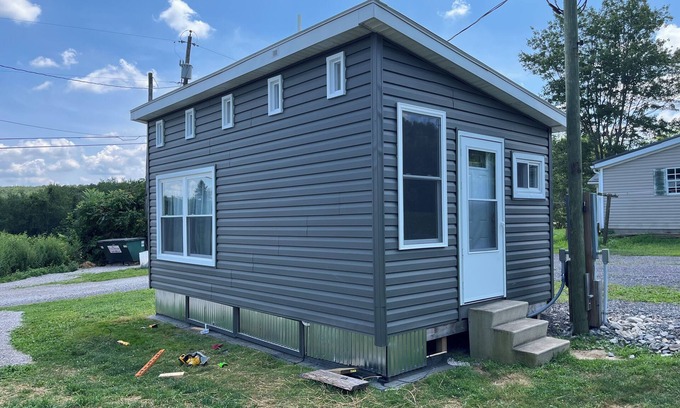 Chester Cabin | Cozy ‘on-grid’ cabin with free xfinity high speed WiFi.