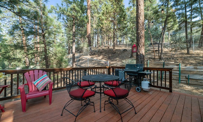 Big Bear City Cabin | Cozy on Rainbow | Fireplace | BBQ | Mountain Getaway