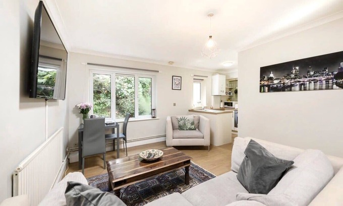 Slough Apartment | Cozy One-Bedroom Flat in Slough
