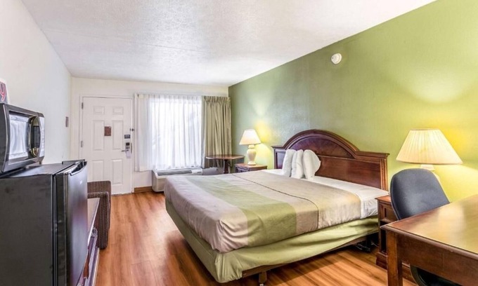 Edgewood Hotel | Cozy Pet-Friendly Room w/Complimentary Breakfast & Nearby Dining Options