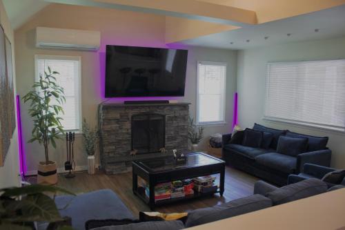 Albrightsville House | Cozy Pocono Home with a Hot Tub, Fire pit, Games and more!