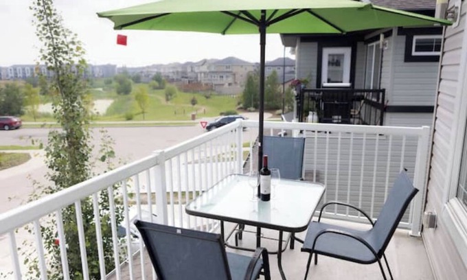 Southwest Edmonton Apartment | Cozy PondVue*2 BR*1Bath*1KingBED+1 Queen*Airport Nearby*Family Friendly