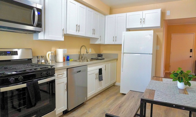 Riverside House | Cozy, Private, & Safe 3Bed Home - 2min from DTR & UCR