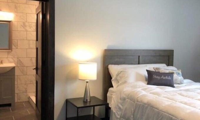North Muskegon Apartment | Cozy Queen Ground Floor Studio Near Downtown Muskegon
