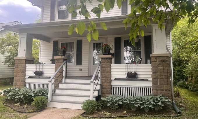Bloomington House | Cozy Quiet Convenient nestled in the heart of town